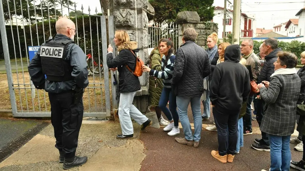 Francia: Estudiante dio muerte a maestra a puñaladas