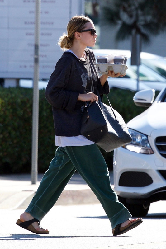 ashley-olsen-out-for-coffee-in-los-angeles-11-03-2018-5