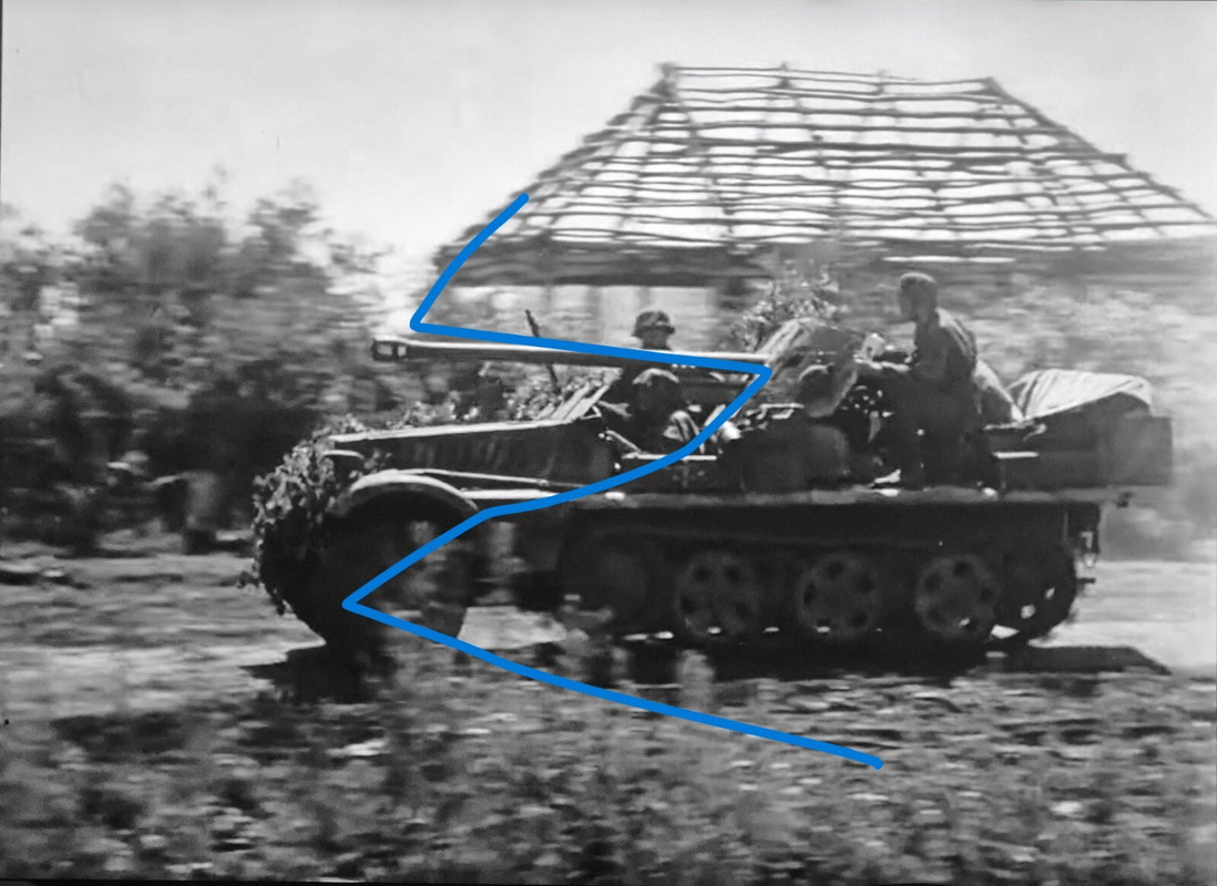 Foto Deutsche Soldaten in Tarn Camo auf Sd Kfz 10 mit Pak 50mm bei Kursk