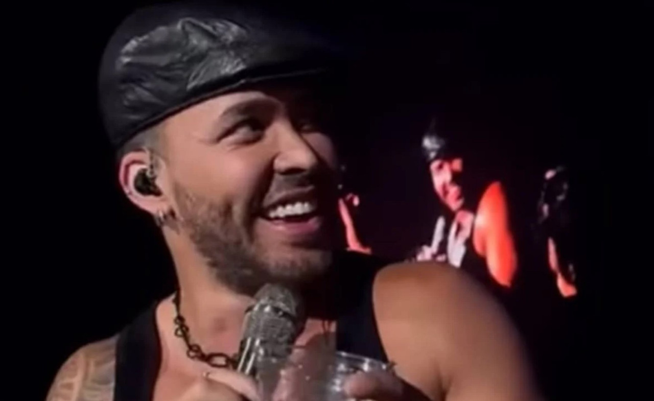 ¿Abuso? Mujer lame abdomen de Prince Royce durante concierto y desata polémica