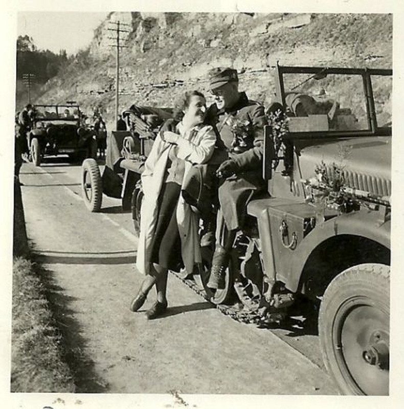 Gebirgsjäger mit Frau   Blumen