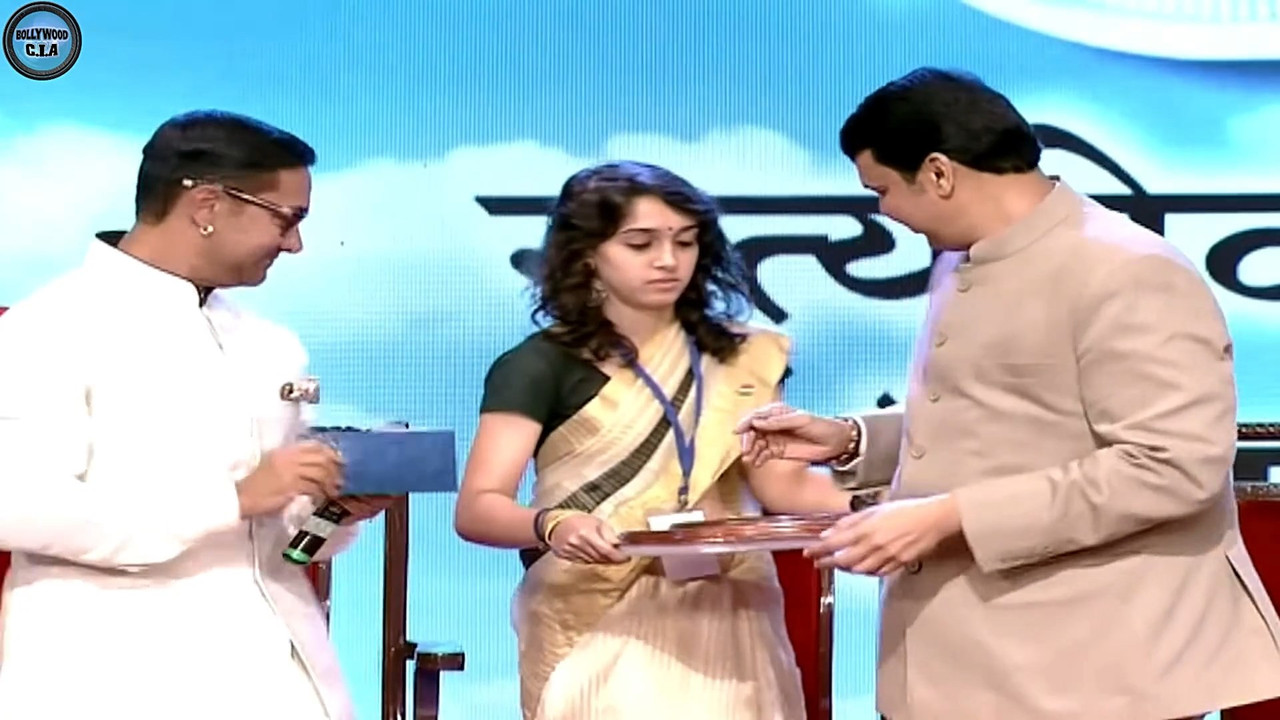 Amir Khan daughter ira khan navel slip.mkv_snapshot_00.01.401