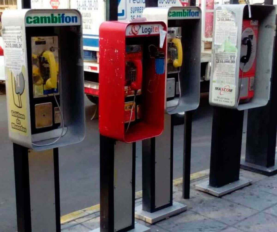 Así reaccionó un extranjero al ver un teléfono público en la CDMX