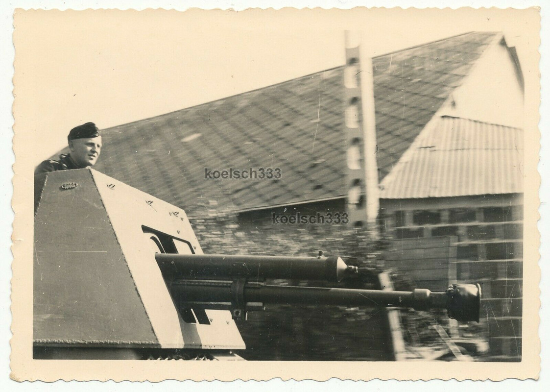 Foto Panzermann im Panzerjäger I mit tschechischer 4,7cm Beute Kampfwagen Kanone