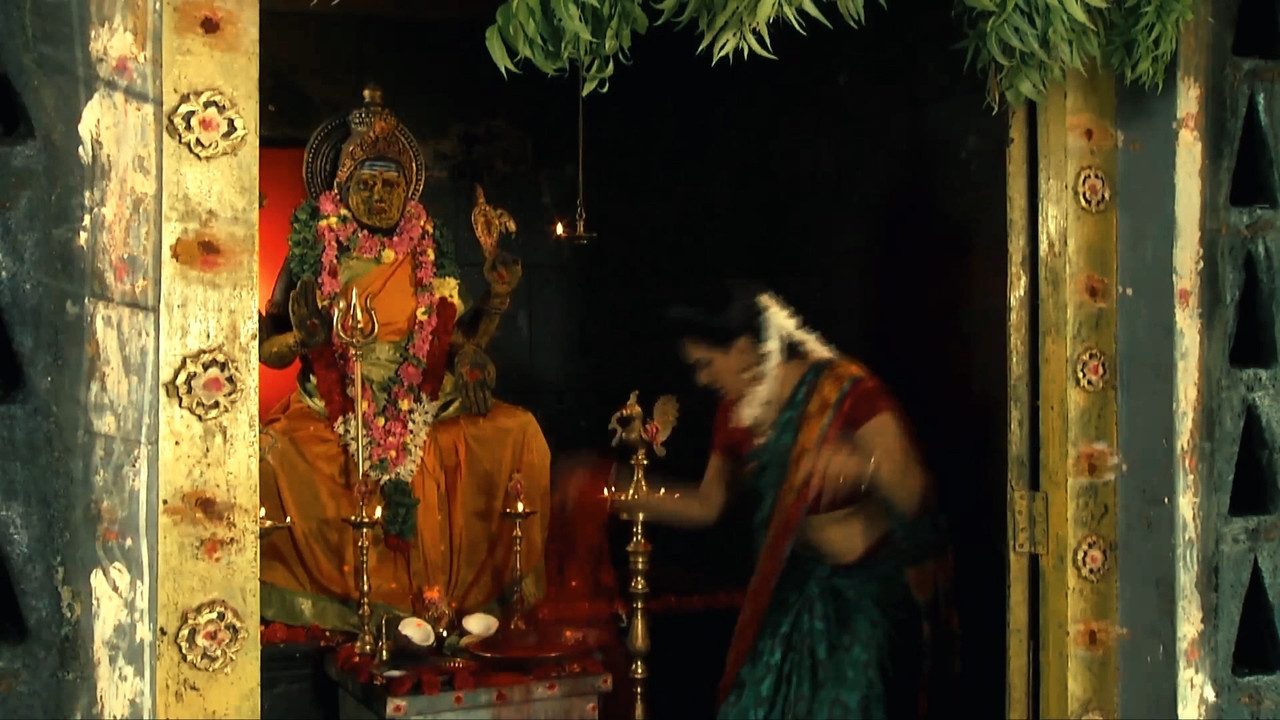 Tamil Serial Actress Hot Navel Show.mp4_snapshot_00.05.760