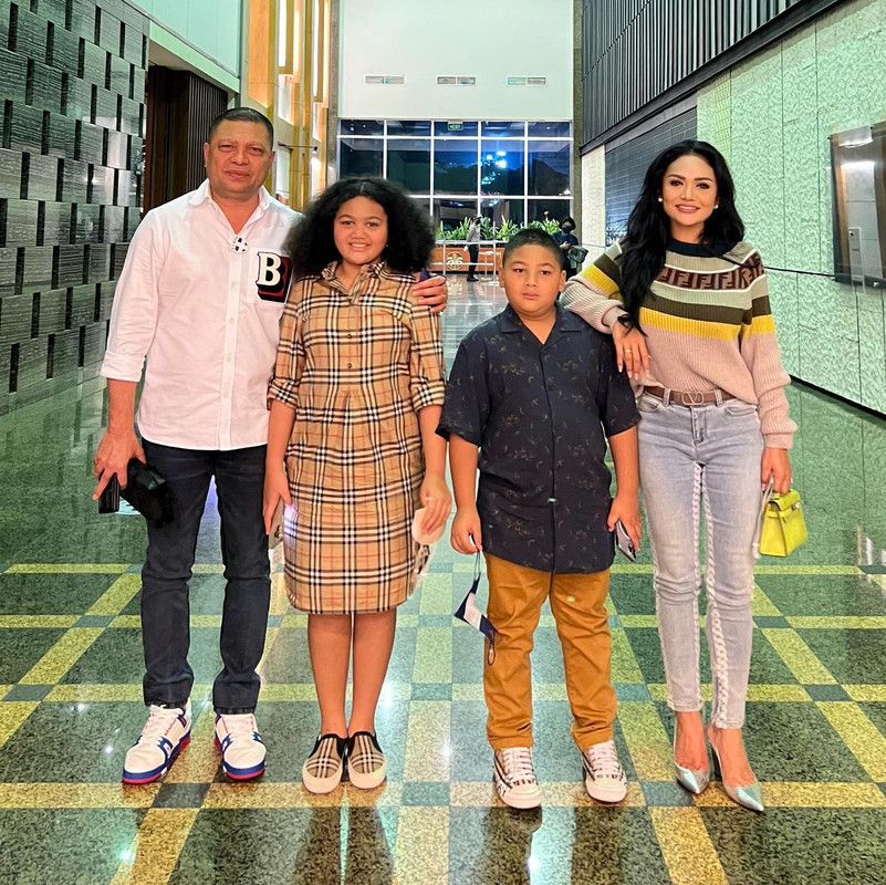 Pasangan Krisdayanti dan Raul Lemos bersama anak mereka, Amora Lemos dan Kellen Lemos.