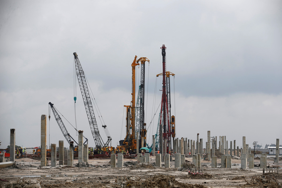 Le chantier de la raffinerie prévue au nord de Raxington, EAU