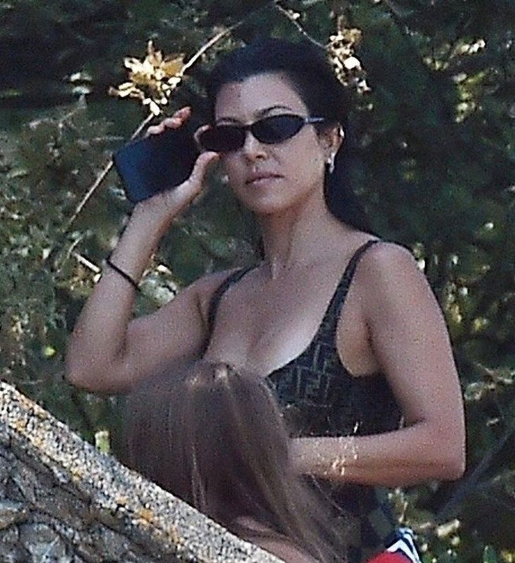 Kourtney-Kardashian-Upskirt-STARS-com-23