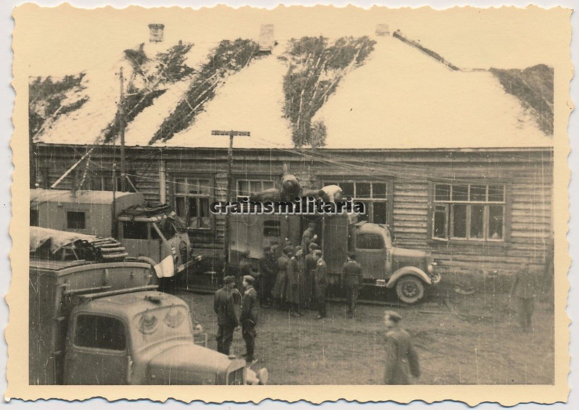 Orig. Foto französische Beute Funkwagen Matford 