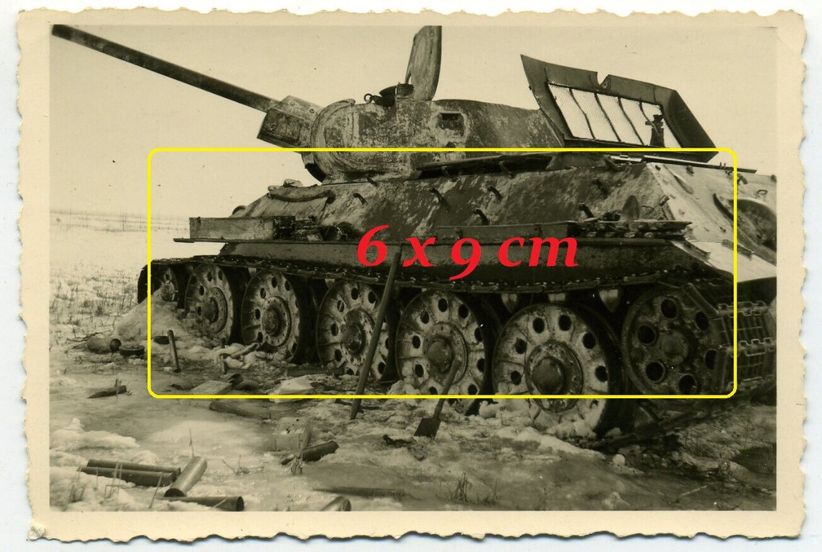 Foto WH russ. Panzer T 34 B abgeschossen Ausrüstung Granathülsen Winter Russland