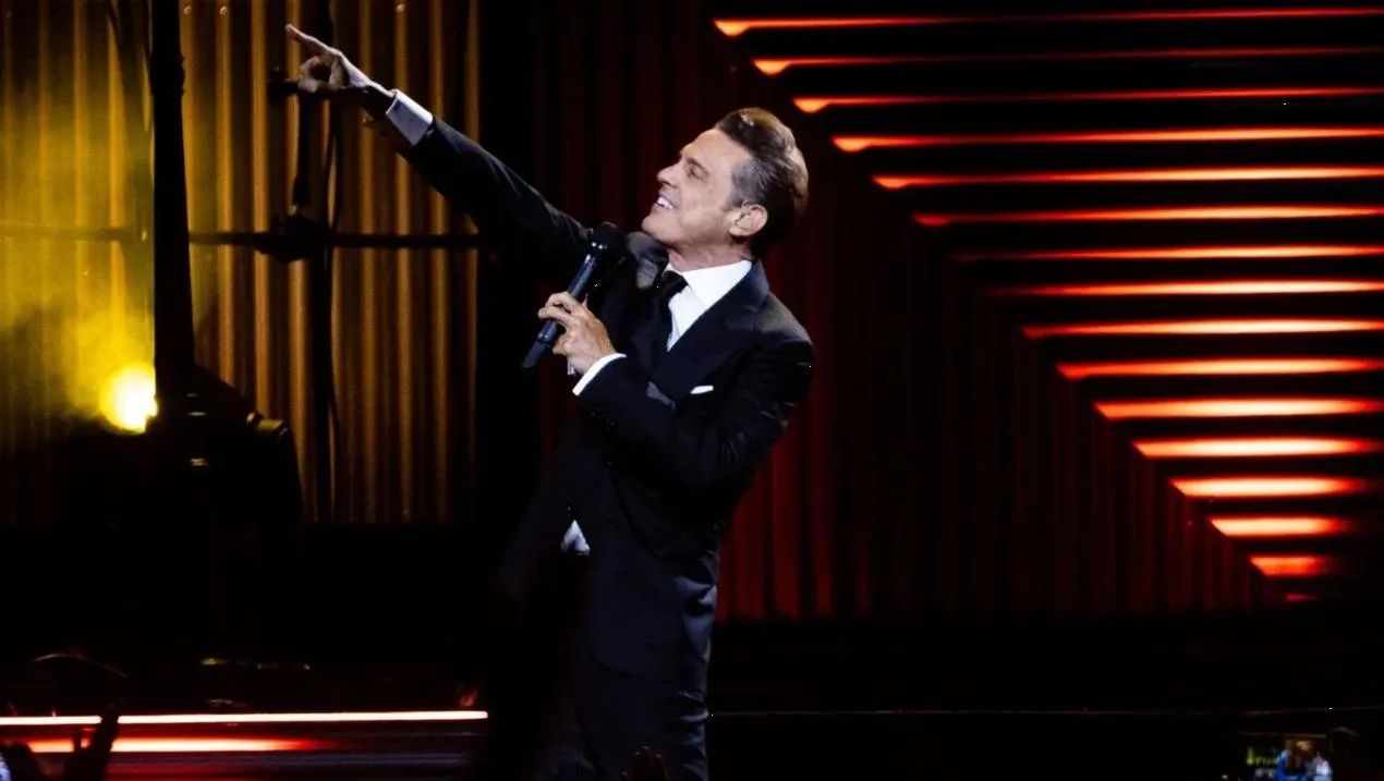 Luis Miguel vive bochornoso momento en pleno concierto, así se burlan de él