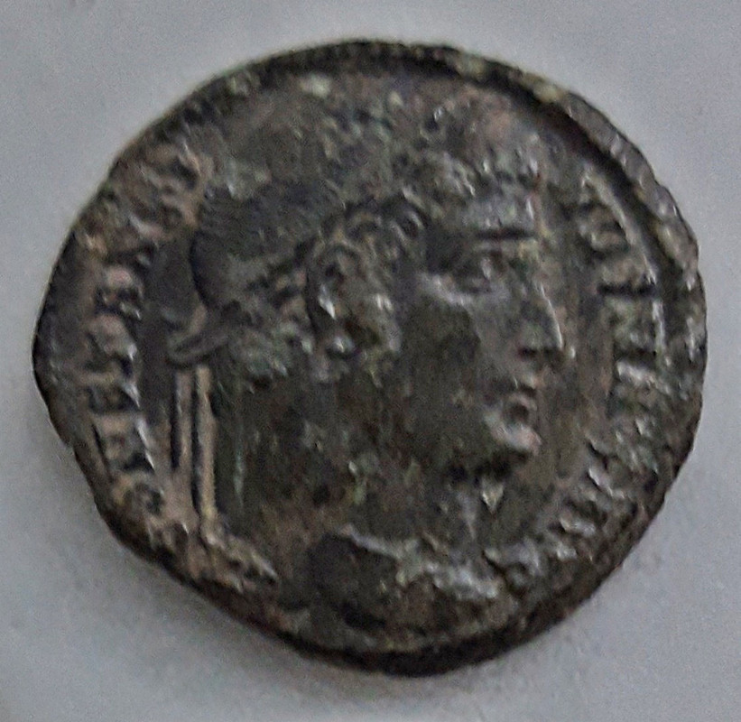 AE3 de Constantino I. GLORIA EXERCITVS. Soldado de frente. Constantinopla. 20201106-134748