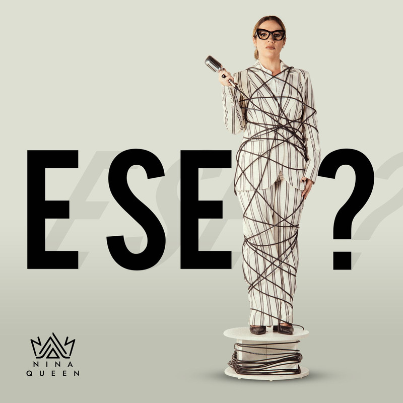 Nina Queen segurando troféu em premiação