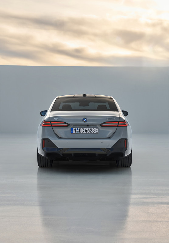 P90505100_highRes_the-new-bmw-i5-edriv