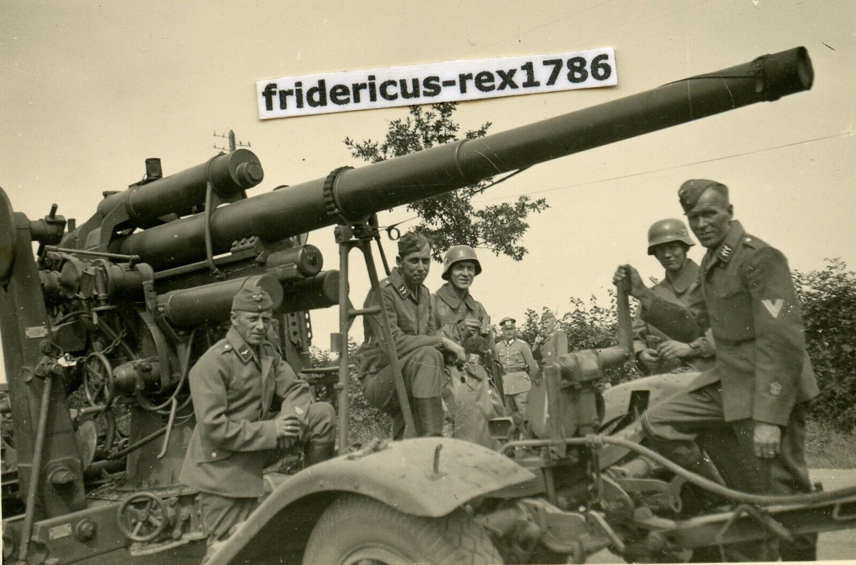 Foto LW Westfront Juni 1940 Unterwegs mit der 8,8 Flak schöne Nahaufnahme