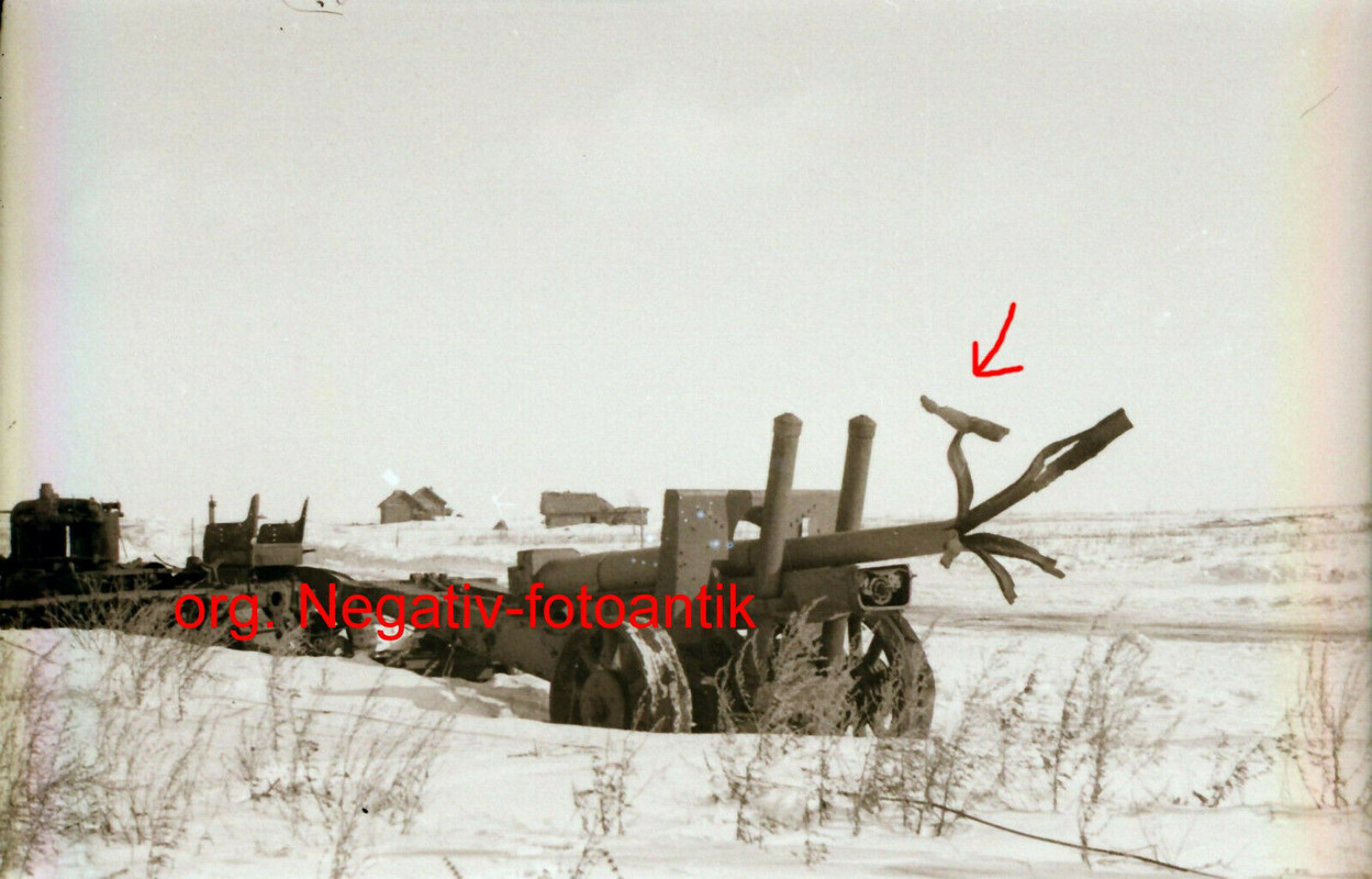 Foto 2 WK org. Negativ Osfront russisches Geschütz Haubitze mit gesprengtem Rohr