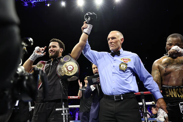 Моузес Итаума унищожи Франклин и се придвижи към световна титла