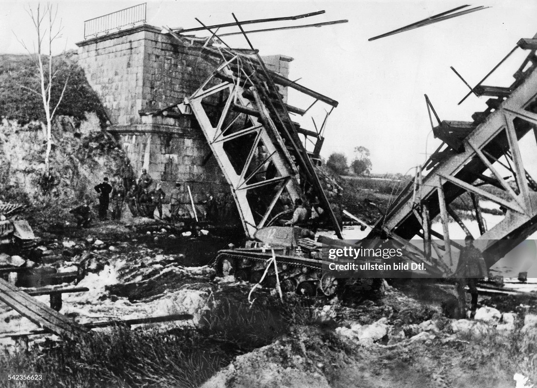 Panzer (Pzkw II) durchquert eine Furtneben einer gesprengten Eisenbahnbruecke- Juni 1941