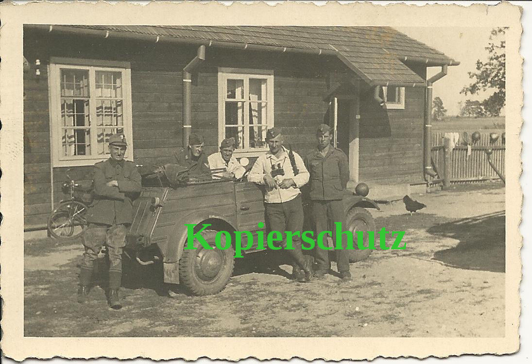 WK II, Soldaten mit VW-Kübelwagen