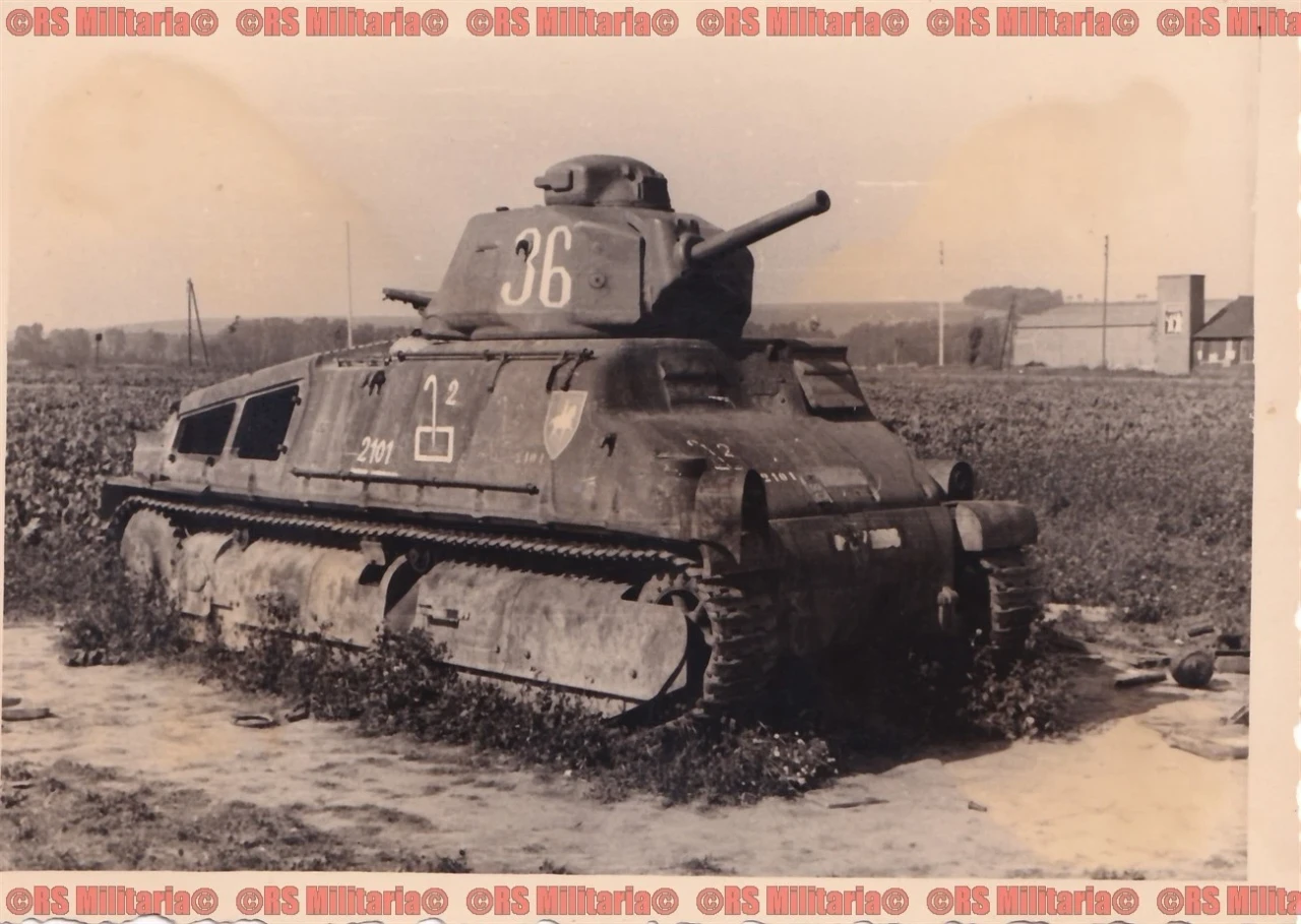 2x Beute Panzer Somua 36 mit Beute Kennung 2101 St Omer FRANKREICH IR 454