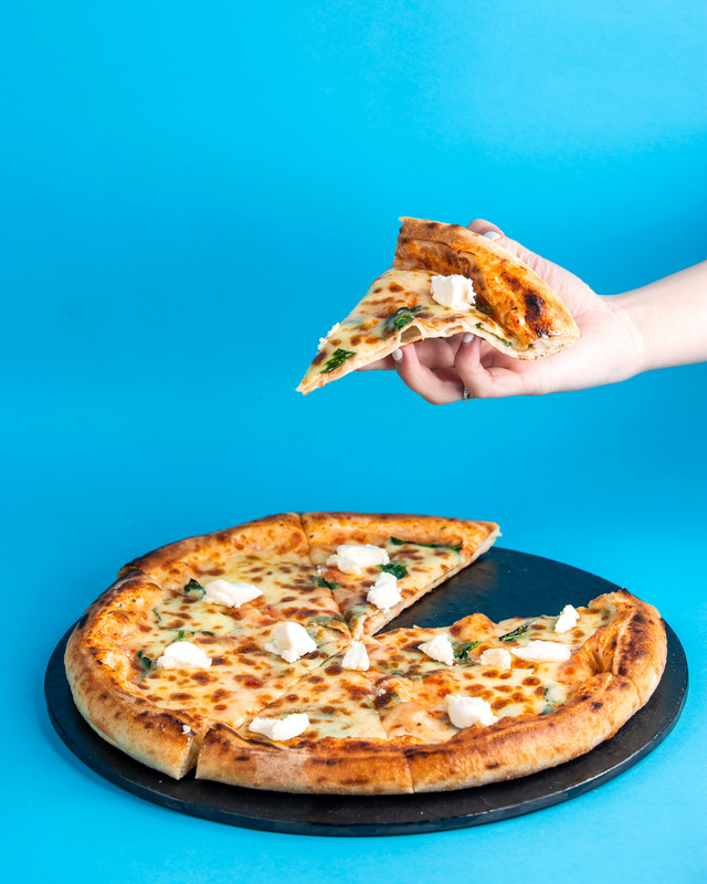 Pizza margherita com queijo, manjericão e mussarela