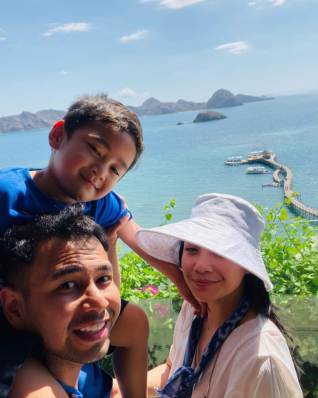 Raffi Ahmad dan keluarganya