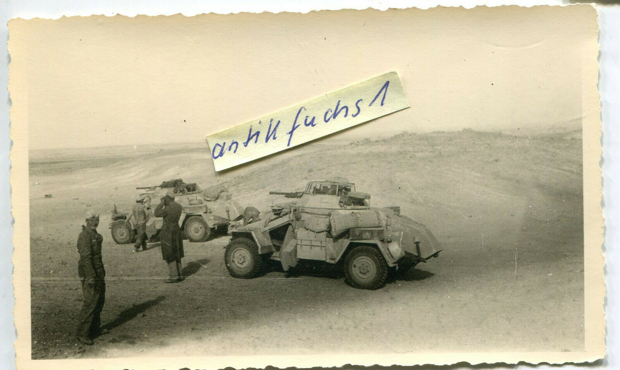 2 Schützen-Panzer des Afrikakorps an der Front in Afrika