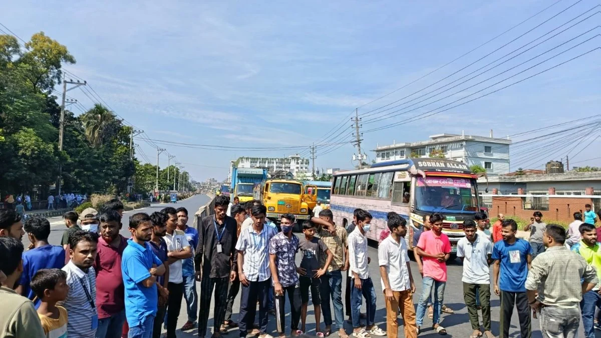 ন্যূনতম ৩০ হাজার টাকা বেতনের দাবিতে গাজীপুরে শ্রমিকদের ঢাকা-টাঙ্গাইল মহাসড়ক অবরোধ