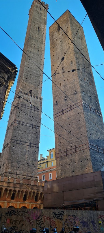 La Toscana 2022: entre termas y cipreses - Blogs de Italia - Bolonia: no solo Pisa tiene torres inclinadas (5)