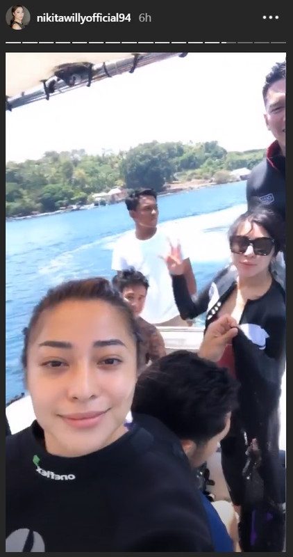 Nikita Willy menyelam bareng teman-temannya