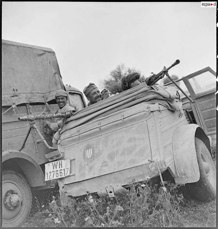 Kübelwagen (Volkswagen type 82), véhicule pris à l'armée allemande à l'issue de combats.