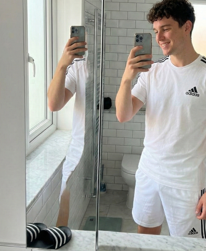 Chico sacando foto casual