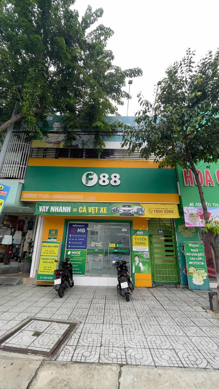 Nhân viên F88 hỗ trợ tại phòng giao dịch 48 Nguyễn Thị Định