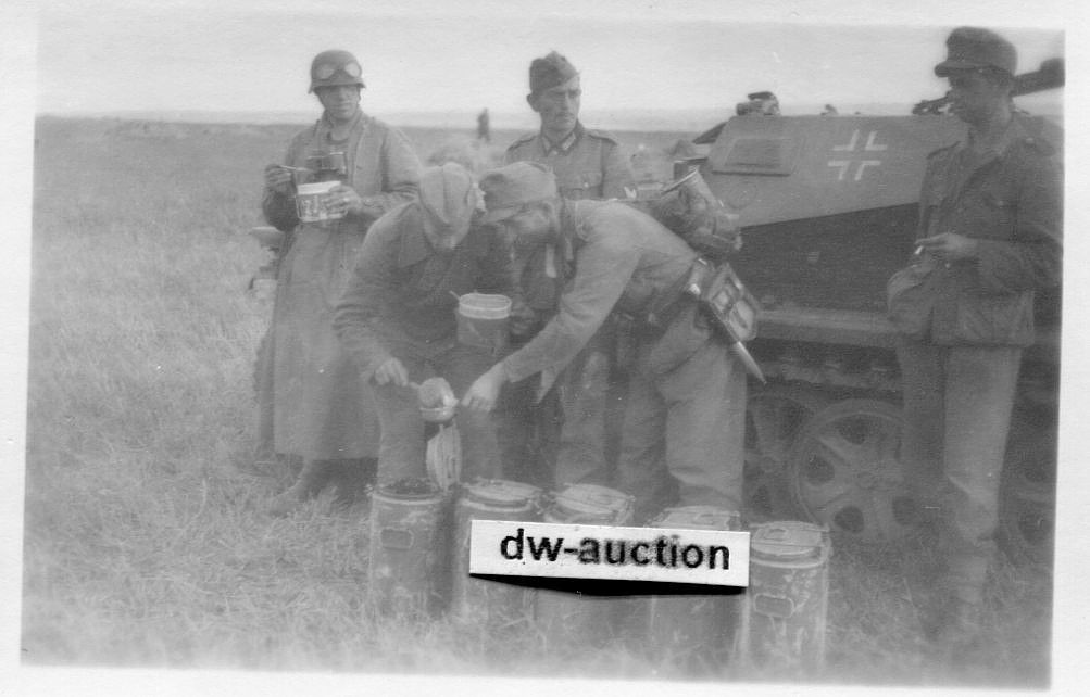 SdKfz Halbkette bei Rast von Sturmgeschütz Abt. 