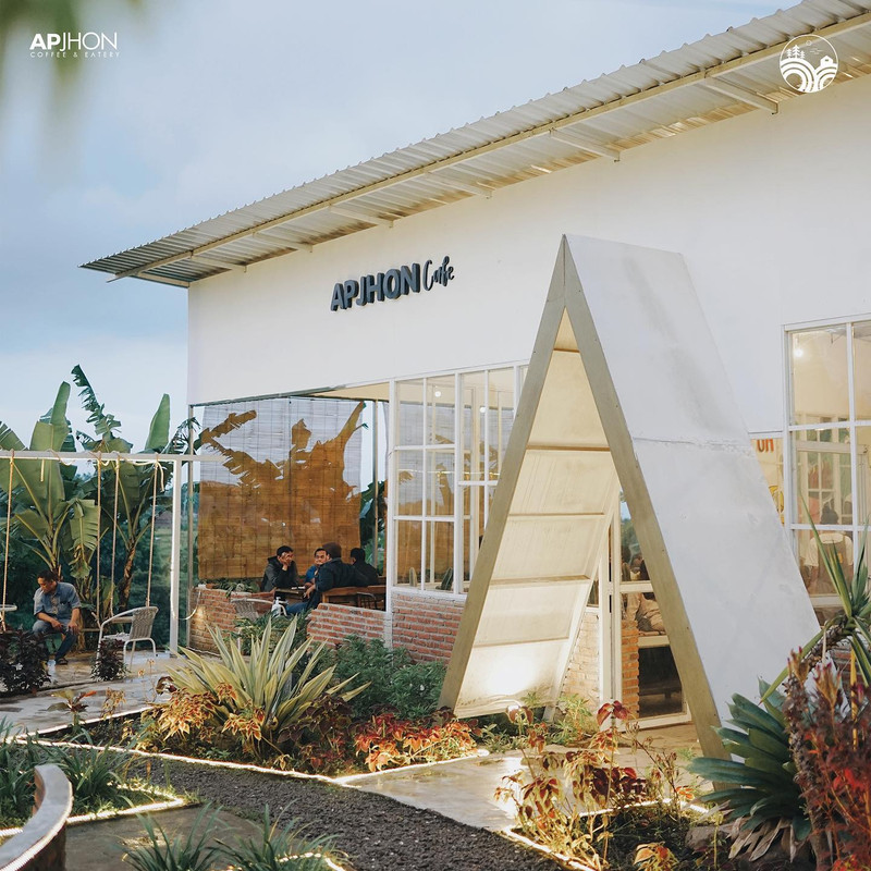 Apjhon Cafe, kafe dekat Dairyland Farm Theme Park Prigen yang lokasinya strategis dengan sejumlah hotel dan temat sewa motor.