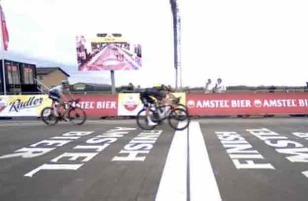 Il fotofinish che ha decretato la vittoria di Van Aert