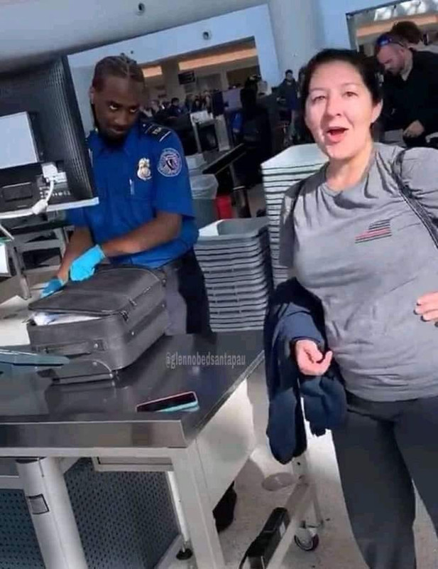 Novios se hacen viral por dormir en hamacas dentro del aeropuerto de Seattle