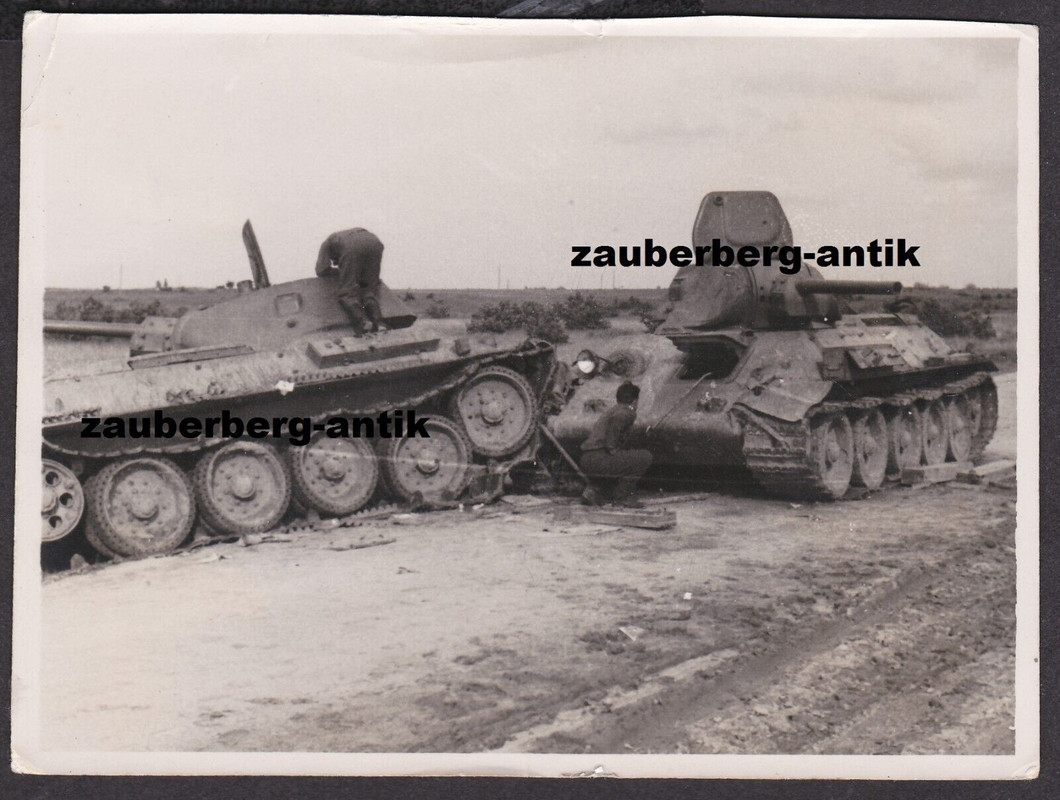 Foto Wehrmacht Soldaten 2 x zerstörte Beute Panzer T-34 Russland