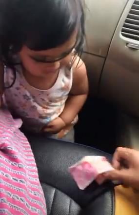  Chila terus menghindar setiap disodori lembaran uang.