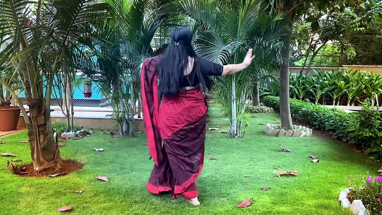 Malayali Homely Aunties Big Ass,Boobs and Navel while dancing.mkv_snapshot_04.33.057