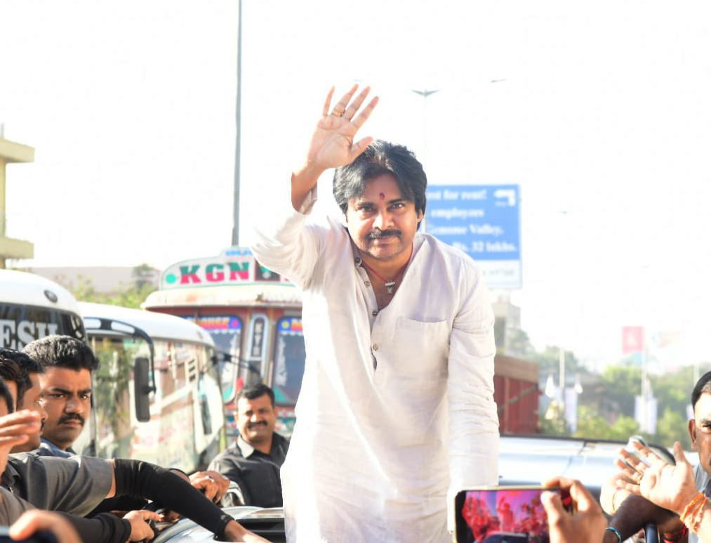 హైదరాబాదు నుంచి సిద్దిపేట, కరీంనగర్ మీదుగా కొండగట్టు చేరుకున్న పవన్ కళ్యాణ్ హైదరాబాదు నుంచి సిద్దిపేట, కరీంనగర్ మీదుగా కొండగట్టు చేరుకున్న పవన్ కళ్యాణ్