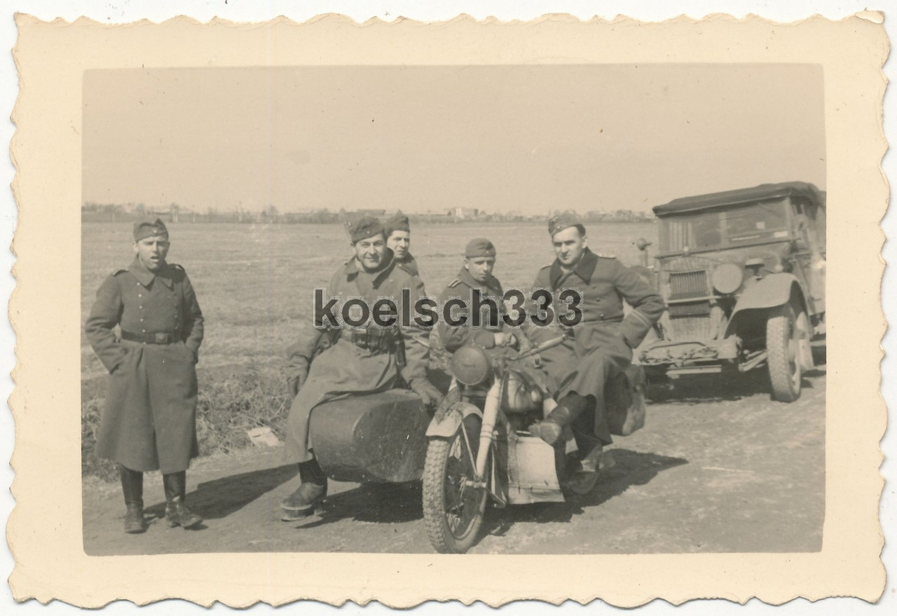 Foto Soldaten der Wehrmacht am Motorrad Gespann vor Kübelwagen PKW im Osten 1941