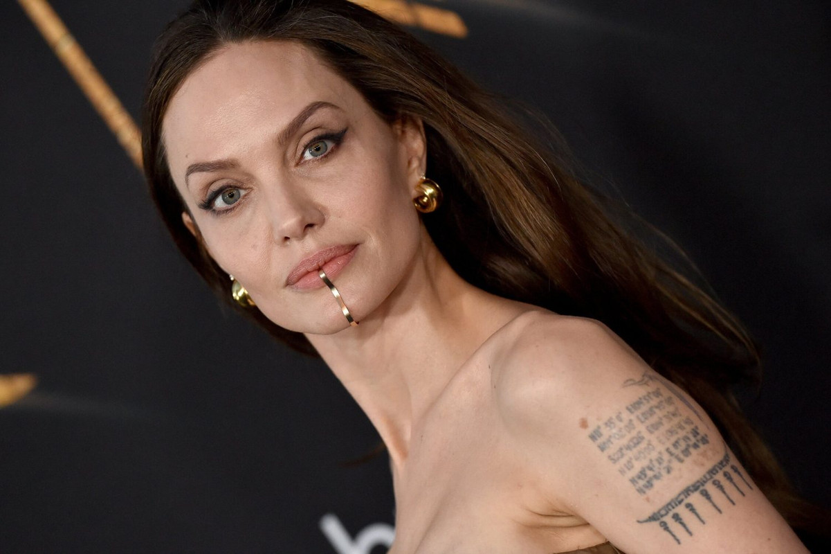 ¿Angelina Jolie se ha borrado el tatuaje que le dedicó a su ex, Brad Pitt?