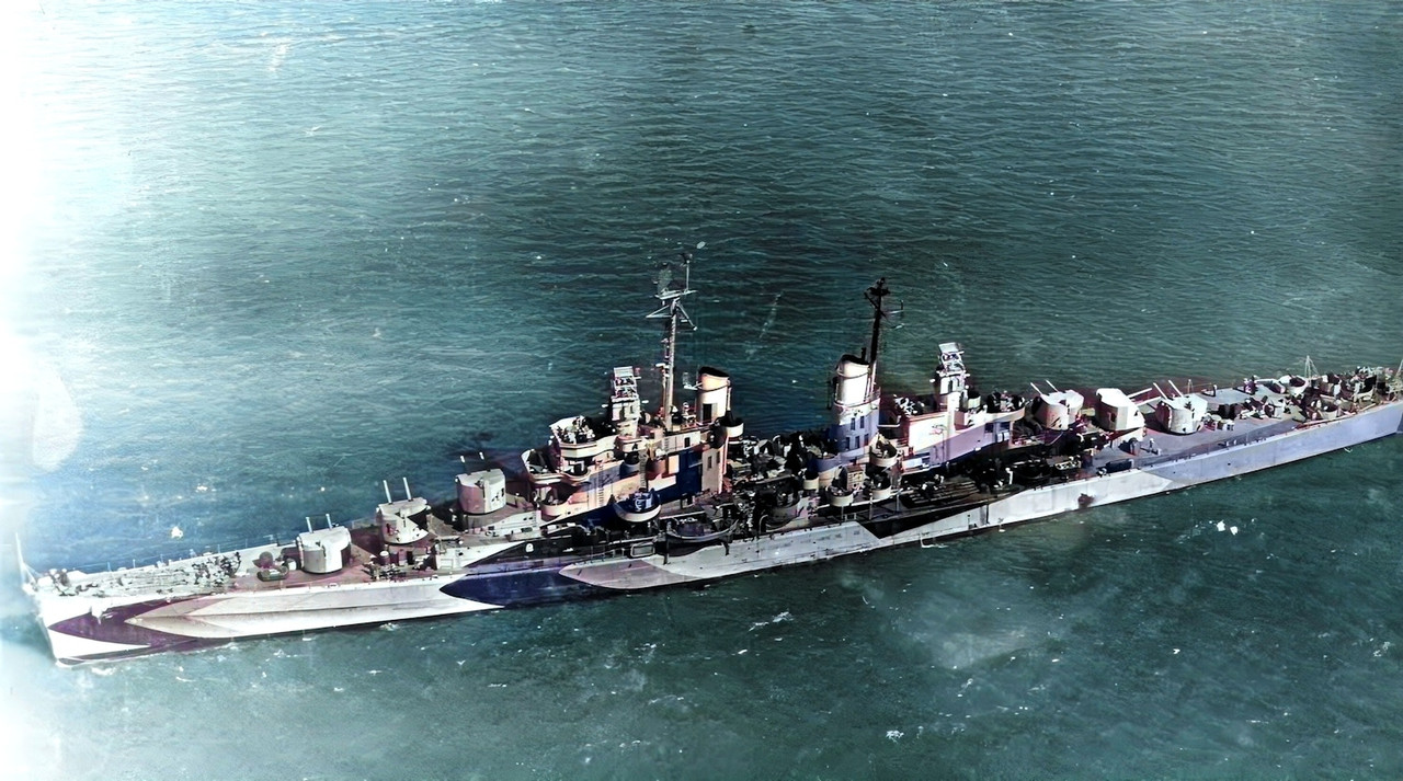 Photos colorisees  - Page 40 USS-Flint-CL-97-camoufl-Croiseur-l-ger-de-l-US-Navy