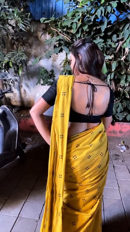 Sneha Paul Sexy navel and boobs in yellow saree.mp4_snapshot_00.00.298