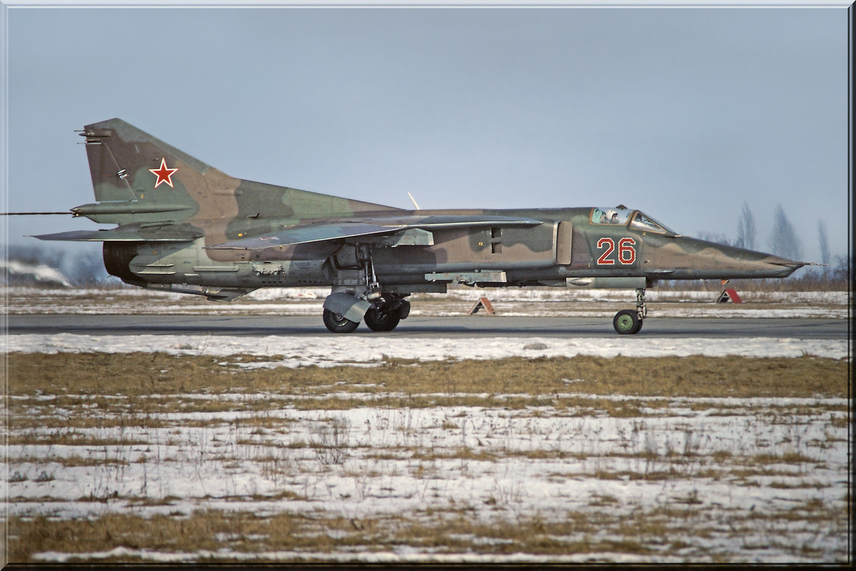 296 APIB MiG-27D 26 Red_61912555172, Winter 1992-1993 (2)