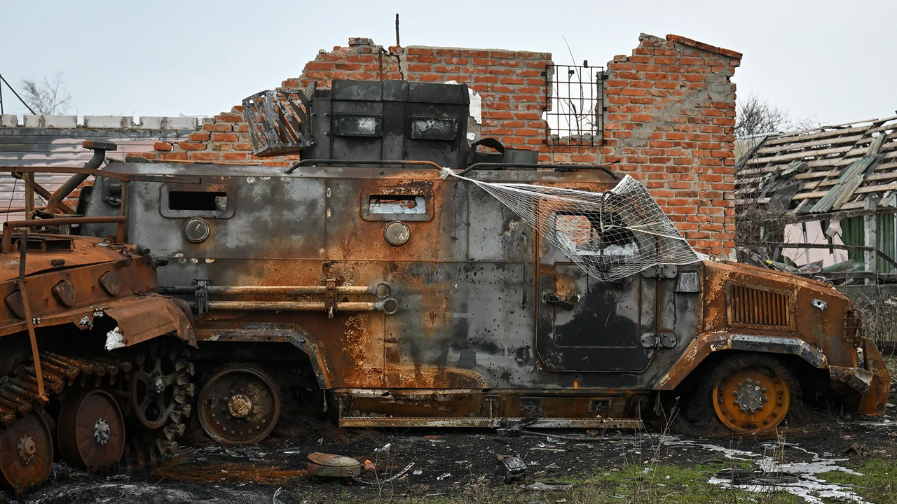 Сгоревший бронеавтомобиль «Козак» в деревне Русская Конопелька в Суджанском районе Курской области, 
