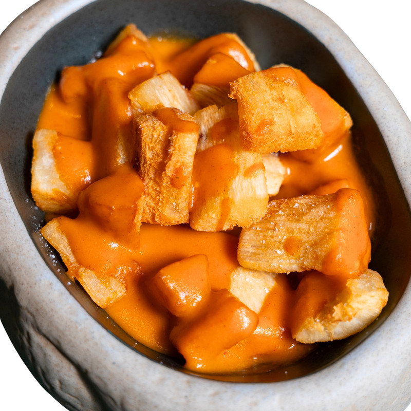 Las Bravas de la Cantina Despecho (Yuca Frita con Salsa Brava)