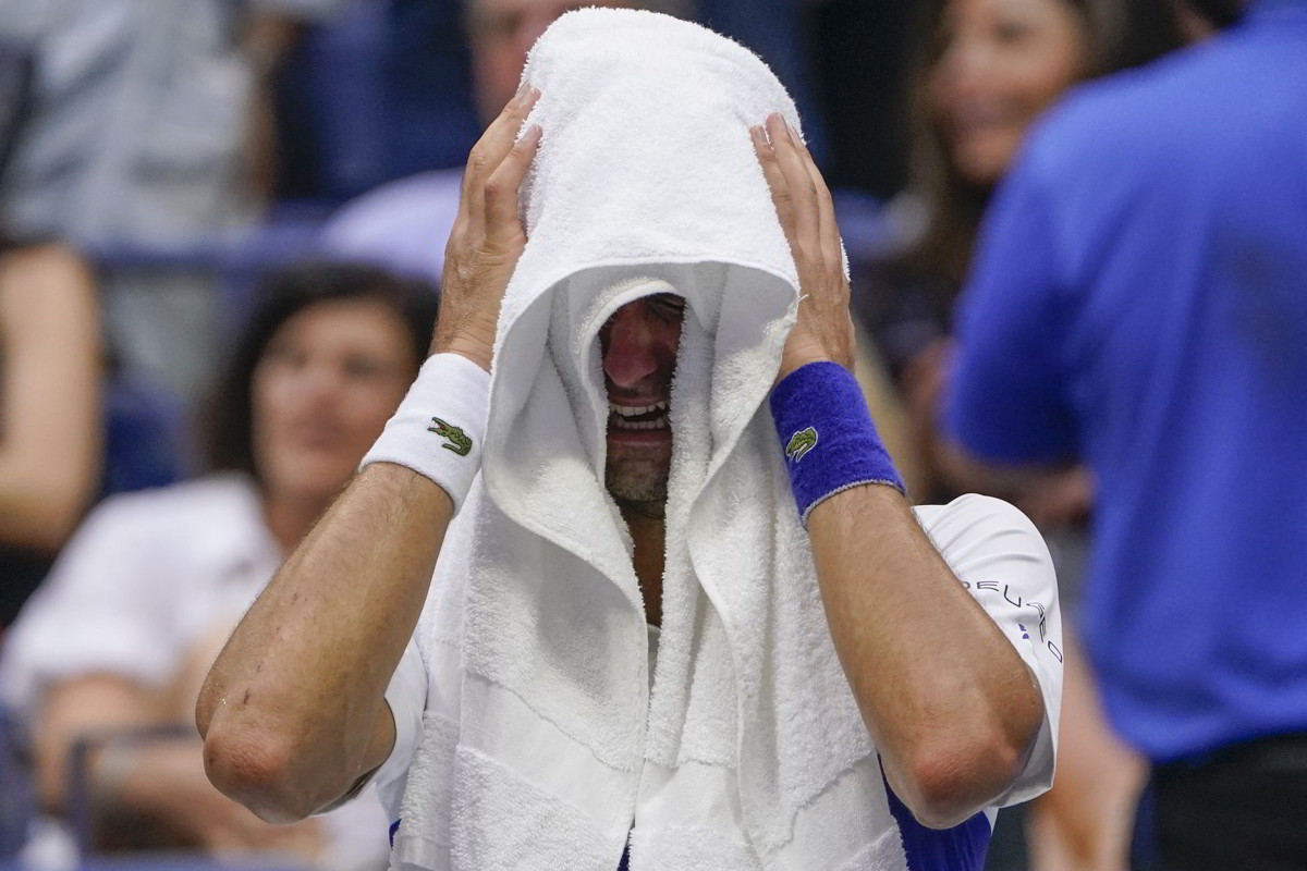 VIDEO: Djokovic rompe la racchetta e piange nella finale US Open vinta da Daniil Medvedev