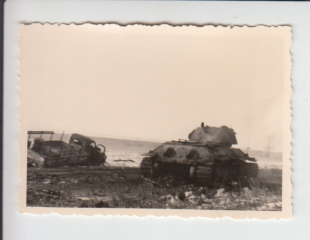 Zerstörter russischer Kampfpanzer T 34 nach Gefecht - Foto 2.Wel
